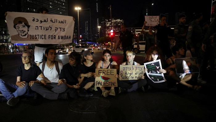 Warga Israel Turun ke Jalan Bela Gaza dan Kecam Perang Israeli left wing protestors take part in a protest to show solidarity with Gaza and against the Israeli occupation in the West Bank, in Tel Aviv, Israel, August 3, 2025. REUTERS/Shir Torem