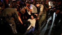 Situasi di lapangan tidak selalu damai. Dalam beberapa kasus, kelompok ultranasionalis mengecam demonstran sebagai ‘pengkhianat’, dan ketegangan sempat merebak hingga sempat bentrokan di lokasi preludi aksi. (REUTERS/Shir Torem) 
