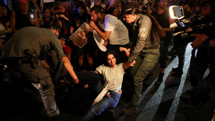 Warga Israel Turun ke Jalan Bela Gaza dan Kecam Perang Israeli left wing protestors take part in a protest to show solidarity with Gaza and against the Israeli occupation in the West Bank, in Tel Aviv, Israel, August 3, 2025. REUTERS/Shir Torem