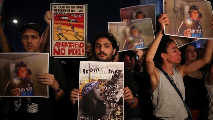 Warga Israel Turun ke Jalan Bela Gaza dan Kecam Perang Israeli left wing protestors take part in a protest to show solidarity with Gaza and against the Israeli occupation in the West Bank, in Tel Aviv, Israel, August 3, 2025. REUTERS/Shir Torem