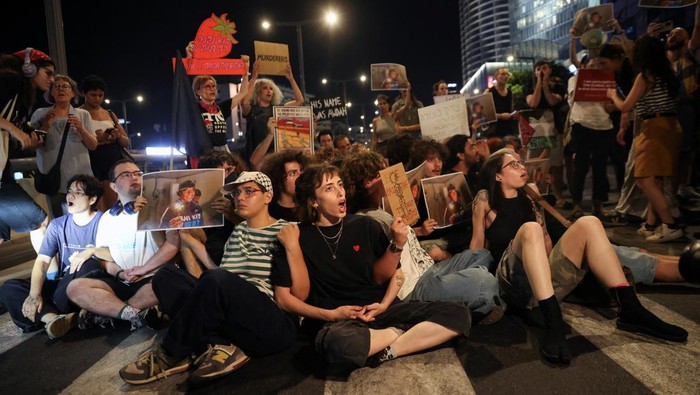 Warga Israel Turun ke Jalan Bela Gaza dan Kecam Perang Israeli left wing protestors take part in a protest to show solidarity with Gaza and against the Israeli occupation in the West Bank, in Tel Aviv, Israel, August 3, 2025. REUTERS/Shir Torem