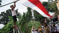 Kegiatan ini digagas oleh para pemuda setempat dan didanai secara swadaya melalui iuran sukarela. Mereka berharap aksi sederhana ini bisa menjadi simbol semangat gotong royong dan cinta tanah air, serta menularkan nilai-nilai nasionalisme kepada generasi muda di lingkungan mereka. ANTARA FOTO/Harviyan Perdana Putra