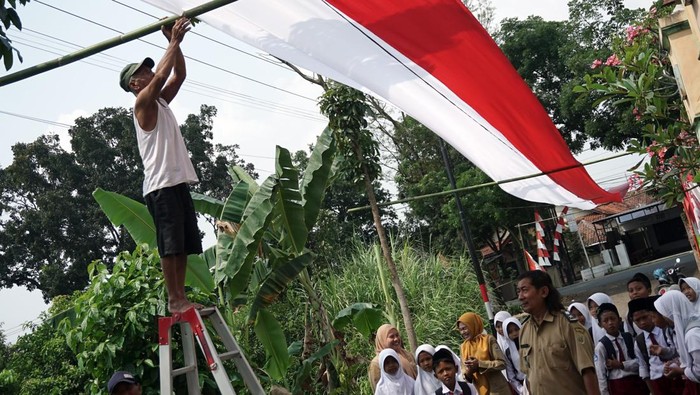 Foto udara bendera merah putih terbentang di atas jalan desa di Dukuh Rejosari, Desa Kayugeritan, Kecamatan Karanganyar, Kabupaten Pekalongan, Jawa Tengah, Selasa (5/8/2025). Dalam rangka menyambut HUT ke-80 Kemerdekaan Republik Indonesia, warga di dusun itu bergotong royong memasang bendera sepanjang sekitar 300 meter di atas jalan desa dengan dana bersumber dari iuran pemuda setempat yang bertujuan untuk meningkatkan semangat nasionalisme pemuda di hari kemerdekaan RI. ANTARA FOTO/Harviyan Perdana Putra