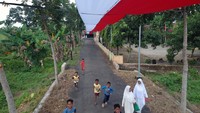 Menyambut HUT ke-80 Kemerdekaan Republik Indonesia, warga Dukuh Rejosari, Desa Kayugeritan, Kecamatan Karanganyar, Kabupaten Pekalongan, Jawa Tengah, menunjukkan semangat nasionalisme dengan cara yang unik dan menginspirasi. Mereka bergotong royong memasang bendera merah putih raksasa sepanjang sekitar 300 meter yang membentang di atas jalan desa. ANTARA FOTO/Harviyan Perdana Putra