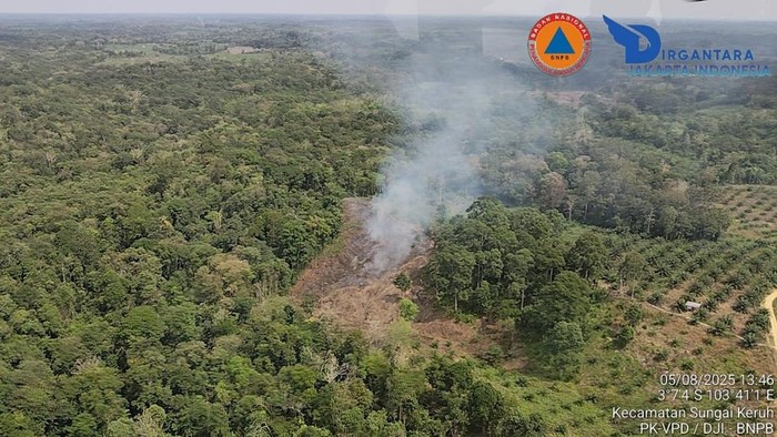 Wilayah Muba terpantau berasap diduga lahan dibakar.