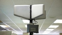 Yunani mengklaim Centauros sebagai sistem anti-drone Eropa yang teruji pertempuran. Uji coba yang sukses ini semakin memperkuat rencana pemerintah Yunani untuk mengembangkan industri dalam negeri guna memproduksi massal sistem anti-drone dan drone – bagian dari program senilai 30 miliar euro yang bertujuan memodernisasi angkatan bersenjata negara tersebut pada tahun 2036. REUTERS/Louiza Vradi