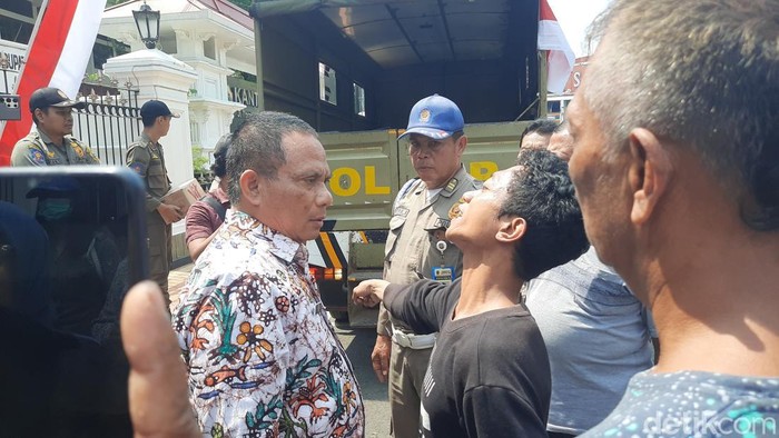 Adu mulut antara peserta peserta aksi dengan Plt Sekda Pati, Riyoso saat penertiban donasi di Alun-alun Pati, Selasa (5/8/2025).