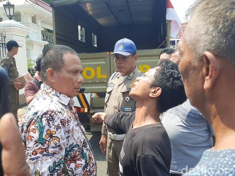 Adu mulut antara peserta peserta aksi dengan Plt Sekda Pati, Riyoso saat penertiban donasi di Alun-alun Pati, Selasa (5/8/2025).