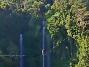 Viral Aksi WNA Meniti Tali di Atas Ketinggian Air Terjun Sekumpul