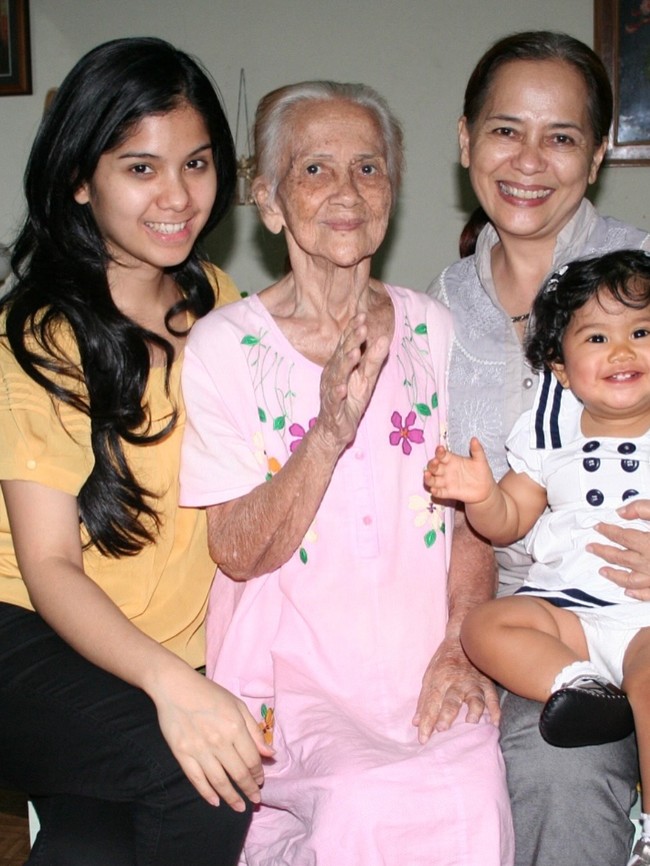 Melalui akun Instagram pribadinya Annisa Pohan membagikan foto-foto lawas dirinya. Salah satunya foto yang memperlihatkan kebersamaannya dengan ibu serta neneknya. Foto: Instagram/@annisayudhoyono