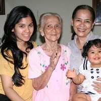 Melalui akun Instagram pribadinya Annisa Pohan membagikan foto-foto lawas dirinya. Salah satunya foto yang memperlihatkan kebersamaannya dengan ibu serta neneknya. Foto: Instagram/@annisayudhoyono