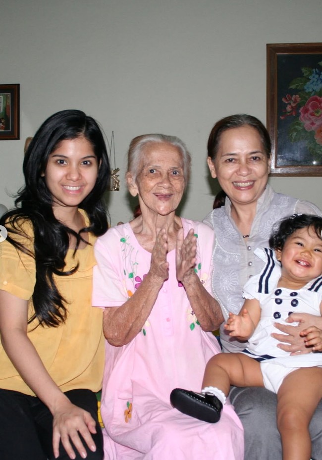 Dalam keterangan foto Annisa mengungkapkan bahwa foto tersebut diambil sekitar tahun 2009. Masih polos tanpa makeup, kecantikan Annisa dipuji menurun dari sang nenek. Foto: Instagram/@annisayudhoyono