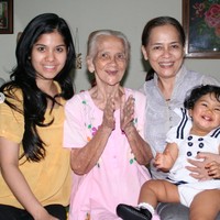 Dalam keterangan foto Annisa mengungkapkan bahwa foto tersebut diambil sekitar tahun 2009. Masih polos tanpa makeup, kecantikan Annisa dipuji menurun dari sang nenek. Foto: Instagram/@annisayudhoyono