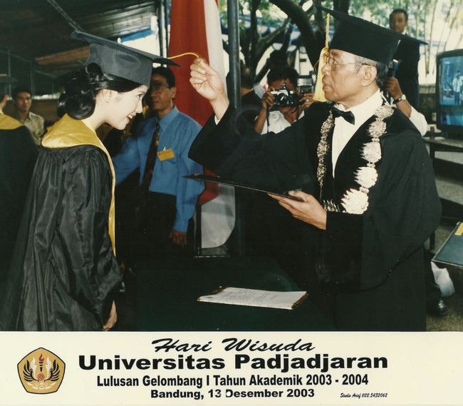 Annisa juga memperlihatkan fotonya saat lulus S1 dari universitas Padjajaran pada tahun 2003. Ambil jurusan Ekonomi, Annisa berhasil lulus tepat waktu meskipun saat itu dirinya kuliah sambil bekerja. Foto: Instagram/@annisayudhoyono