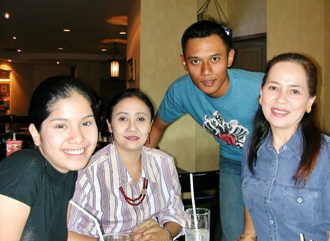 Annisa juga memamerkan masa-masa PDKT nya dengan suami, Agus Yudhoyono. September 16,2003. Teman tapi mesra. TTM banget sih hahaha…Ini masa-masa PDKT belum pacaran, seperti saya sering ceritakan, mas Agus deketinnya bunda saya terlebih dahulu, jadi jangan heran ini saya lagi makan sama Bunda (yang kanan ya) dan sahabatnya eh ada yang nyusul ikut makan dan setelahnya mas Agus nawarin antar saya ke stasiun gambir, karena saya harus kembali ke Bandung untuk kuliah. (kalau ga salah lokasi makan ini di hotel mulia, bener ga sih?) tulisnya. Foto: Instagram/@annisayudhoyono