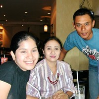 Annisa juga memamerkan masa-masa PDKT nya dengan suami, Agus Yudhoyono. September 16,2003. Teman tapi mesra. TTM banget sih hahaha…Ini masa-masa PDKT belum pacaran, seperti saya sering ceritakan, mas Agus deketinnya bunda saya terlebih dahulu, jadi jangan heran ini saya lagi makan sama Bunda (yang kanan ya) dan sahabatnya eh ada yang nyusul ikut makan dan setelahnya mas Agus nawarin antar saya ke stasiun gambir, karena saya harus kembali ke Bandung untuk kuliah. (kalau ga salah lokasi makan ini di hotel mulia, bener ga sih?) tulisnya. Foto: Instagram/@annisayudhoyono