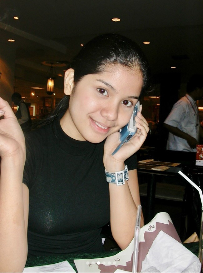 Tampil natural tanpa pulasan makeup sedikitpun, Annisa terlihat cantik. Penampilannya pun terlihat simpel dengan kaos hitam dan rambut yang diikat satu. Foto: Instagram/@annisayudhoyono