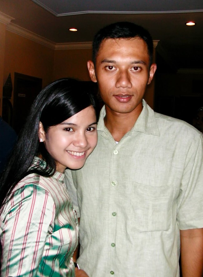 Diambil pada 20 May 2004, saat itu Annisa dan Agus sudah mulai berpacaran. Tak hanya Annisa, penampilan Agus pun tampak berbeda. Di foto tersebut Agus terlihat masih sangat muda dan kurus. Foto: Instagram/@annisayudhoyono