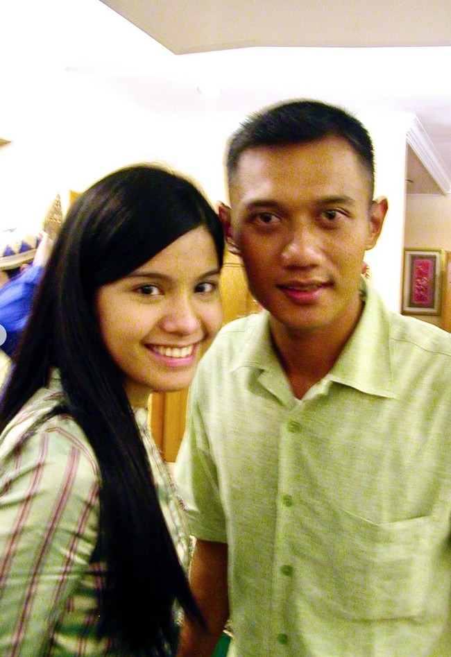 Keduanya terlihat kompak kenakan busana berwarna hijau. Ini foto dari 20 May 2004, ini ada acara pengajian dalam rangka Pepo Memo berangkat Umroh, daaaan ini pertama kali aku dikenalin ke Pepo Memo, tulis wanita 43 tahun itu. Foto: Instagram/@annisayudhoyono