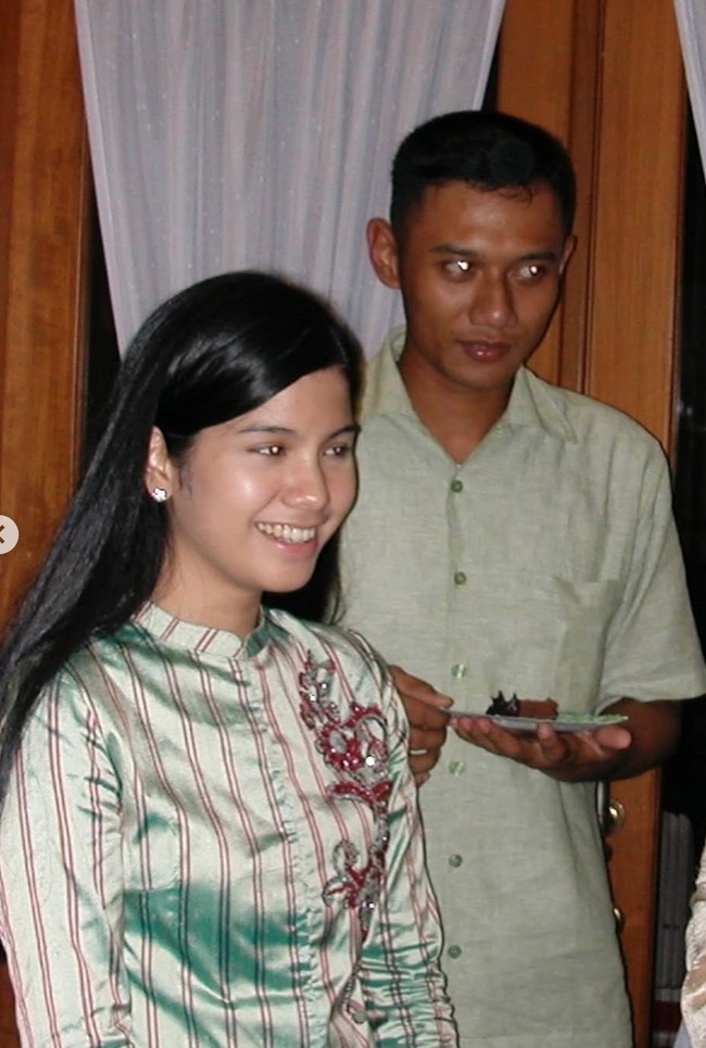 Gaya rambut Annisa sendiri dari dulu hingga sekarang masih tampak sama, tetap konsisten dengan rambut panjang hitamnya. Foto: Instagram/@annisayudhoyono