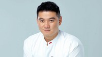 Arnold Poernomo terkenal sebagai salah satu selebriti chef di Indonesia. Sosoknyak juga pernah aktif menjadi juri pada kontes memasak MasterChef Indonesia. Foto: Instagram/@arnoldpo