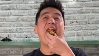 Berkreasi dengan masakan rumahan juga disukai chef Arnold untuk mengisi waktu luangnya. Seperti ketika memasak iga penyet yang membuatnya lahap makan. Foto: Instagram/@arnoldpo