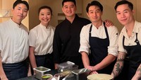 Chef Arnold Poernomo memiliki seorang adik yang juga seorang chef, yaitu Reynold Poernomo. Pada suatu waktu keduanya berkolaborasi untuk memasak bersama beberapa orang chef lainnya. Foto: Instagram/@arnoldpo