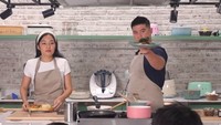 Kontennya pada Instagram seringkali melihatkan keseruan di rumahnya. Misalnya seperti mengadakan kompetisi memasak bersama istrinya untuk menyajikan makanan kepada anaknya. Foto: Instagram/@arnoldpo