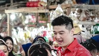 Blusukan ke pasar tradisional menjadi bagian dari pekerjaan yang dijalani. Chef Arnold selalu memastikan bahan-bahan yang dimasaknya segar dan berkualitas baik. Foto: Instagram/@arnoldpo
