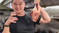 Pembawaannya yang ceria kerap mewarnai dapur. Sebelum memasak ia beberapa kali mengabadikan fotonya bersama bahan makanannya. Foto: Instagram/@arnoldpo