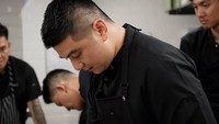 Chef Arnold rutin berkolaborasi dengan restoran atau chef lainnya. Seperti kitchen take over yang mempersilahkannya untuk menyajikan menu istimewa di dapur restoran yang mengundangnya. Foto: Instagram/@arnoldpo