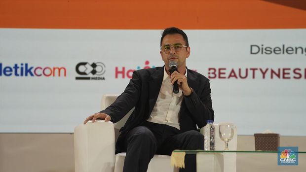 Artis, presenter sekaligus pebisnis, Raffi Ahmad menyampaikan paparan dalam acara LPS Financial Festival 2025 di Dyandra Convention Center, Surabaya, Jawa Timur, Rabu (6/8/2025). (CNBC Indonesia/Tias Budiarto)