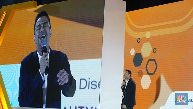 Artis, presenter sekaligus pebisnis, Raffi Ahmad menyampaikan paparan dalam acara LPS Financial Festival 2025 di Dyandra Convention Center, Surabaya, Jawa Timur, Rabu (6/8/2025). (CNBC Indonesia/Tias Budiarto)