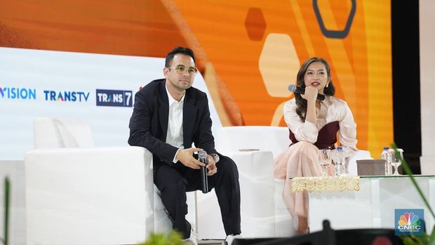 Artis, presenter sekaligus pebisnis, Raffi Ahmad menyampaikan paparan dalam acara LPS Financial Festival 2025 di Dyandra Convention Center, Surabaya, Jawa Timur, Rabu (6/8/2025). (CNBC Indonesia/Tias Budiarto)
