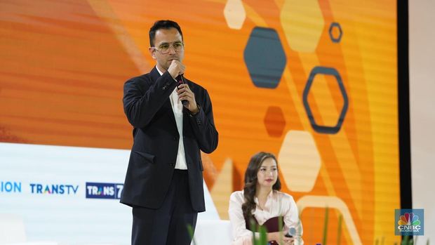 Artis, presenter sekaligus pebisnis, Raffi Ahmad menyampaikan paparan dalam acara LPS Financial Festival 2025 di Dyandra Convention Center, Surabaya, Jawa Timur, Rabu (6/8/2025). (CNBC Indonesia/Tias Budiarto)