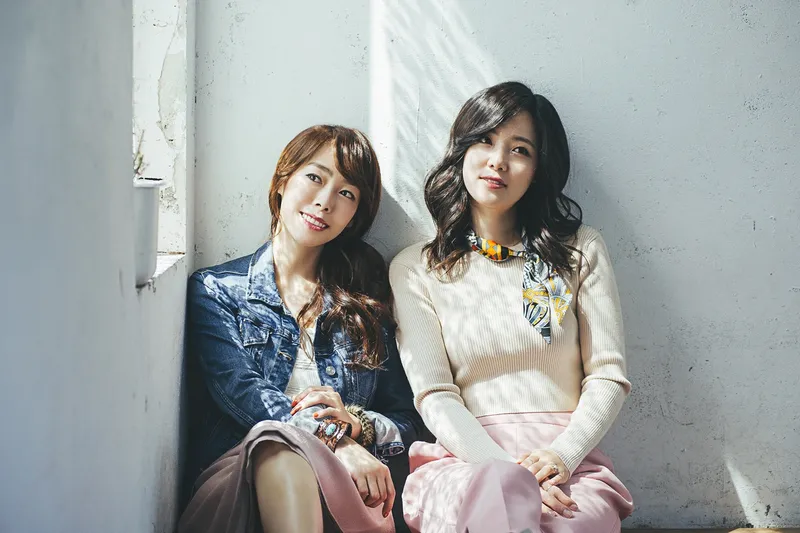 Grup duo Korea Selatan As One: Lee Min (kiri), Crystal (kanan).