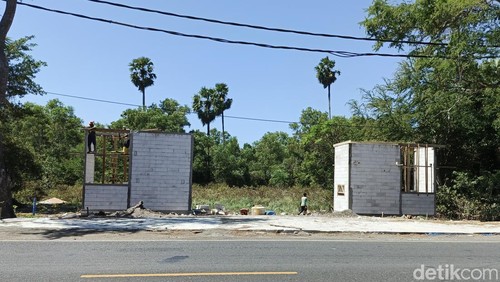 Bangunan pintu masuk wisata yang ada di wilayah Hutan TNBB, tepatnya di depan SPBU Gilimanuk, Kabupaten Jembrana, Bali, Rabu (6/8/2025). (I Putu Adi Budiastrawan/detikBali).