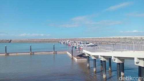 Belasan kapal bersandar di dermaga Pelabuhan Sanur selama ditutup mulai hari ini, Rabu (6/8/2025).
