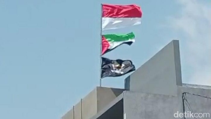 Bendera One Piece dikibarkan di sebuah toko di Kota Tegal, Rabu (6/8/2025) siang.