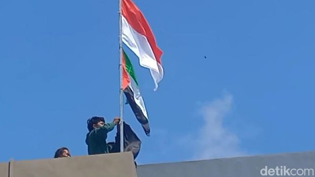 Bendera One Piece dikibarkan di sebuah toko di Kota Tegal, Rabu (6/8/2025) siang.