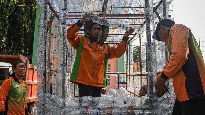 Bukan Perahu Biasa, Ini Armada dari Limbah Botol Plastik Petugas Unit Penanganan Sampah (UPS) Badan Air Kecamatan Grogol Petamburan membuat perahu berbentuk kereta trem berbahan sampah plastik di Jakarta Barat, Rabu (6/8/2025). UPS Badan Air Kecamatan Kebon Jeruk dan Grogol Petamburan Jakarta Barat memanfaatkan ribuan sampah botol serta galon plastik dari aliran kali untuk dijadikan perahu yang akan digunakan sebagai armada pengangkut sampah di kali wilayah itu. ANTARA FOTO/Sulthony Hasanuddin
