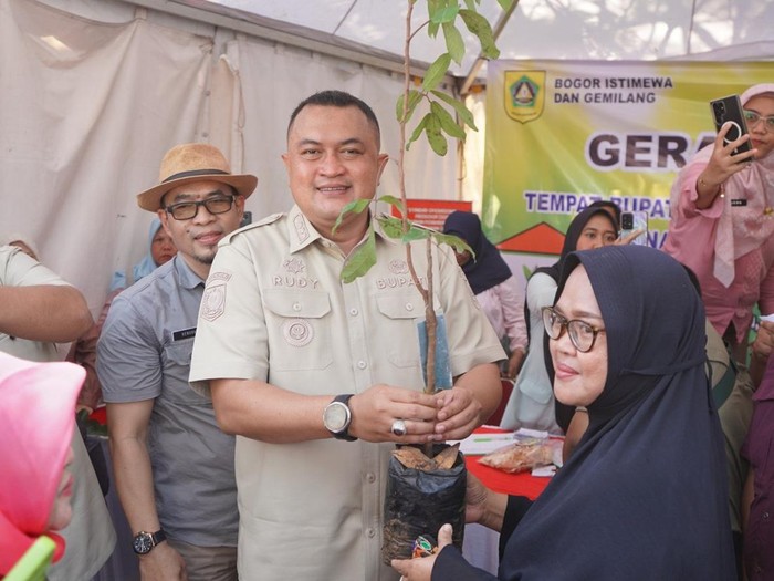 Bupati Bogor Rudy Susmanto membagikan 500 bibit pohon gratis di halaman Kantor Kecamatan Cileungsi.