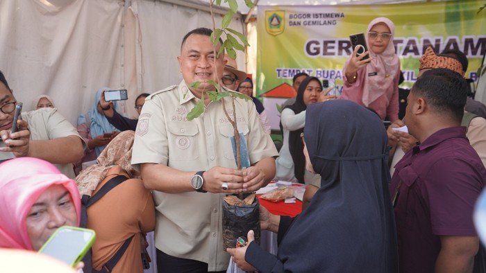 Bupati Bogor Rudy Susmanto membagikan 500 bibit pohon gratis di halaman Kantor Kecamatan Cileungsi.