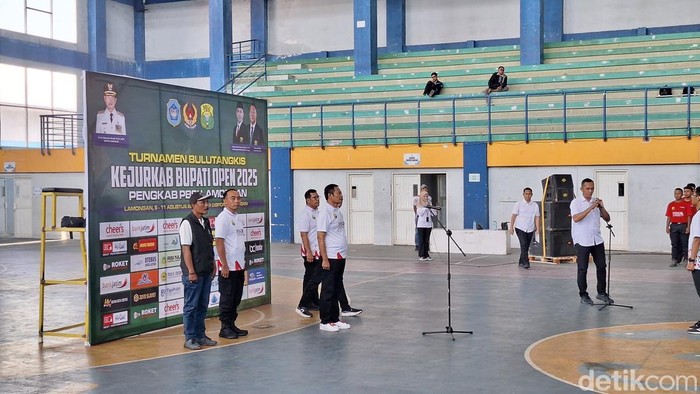 Bupati Lamongan, Yuhronur Efendi, saat membuka turnamen