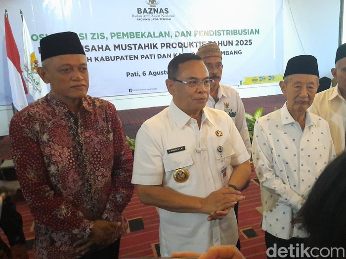 Bupati Pati, Sudewo memberikan keterangan kepada wartawan saat ditemui di Pati, Rabu (6/8/2025).