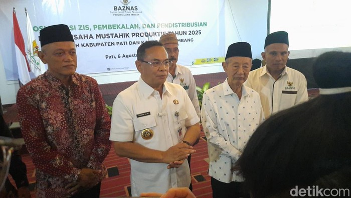 Bupati Pati, Sudewo dalam kegiatan memberikan bantuan modal di Pati, Rabu (6/8/2025).