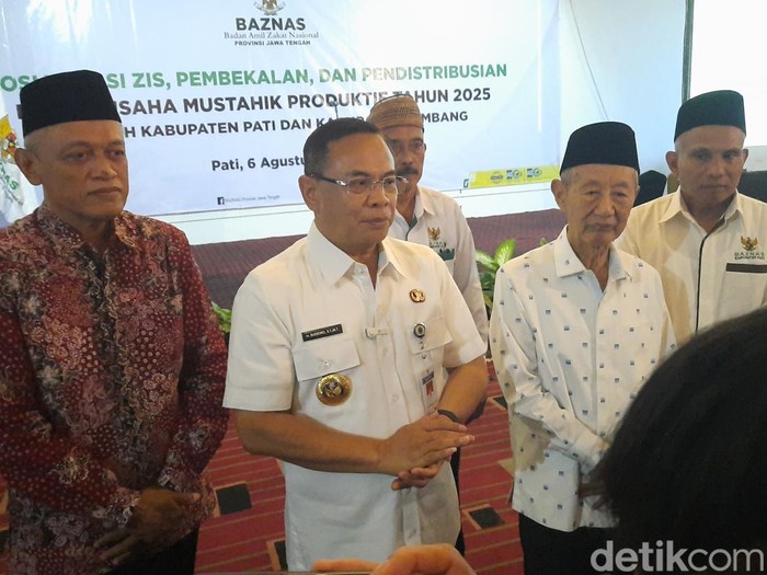 Bupati Pati, Sudewo dalam kegiatan memberikan bantuan modal di Pati, Rabu (6/8/2025).