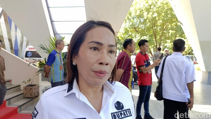 Bupati SBD Ratu Wulla di Aula El Tari Kupang, Rabu (6/8/2025). (Simon Selly/detikBali)