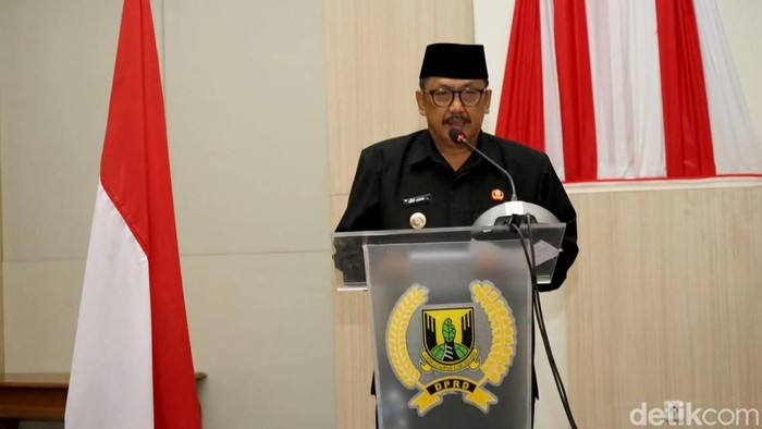 Bupati Sukabumi Asep Japar menegaskan pentingnya penyelesaian proyek infrastruktur tepat waktu saat memberikan sambutan dalam rapat paripurna DPRD Kabupaten Sukabumi.