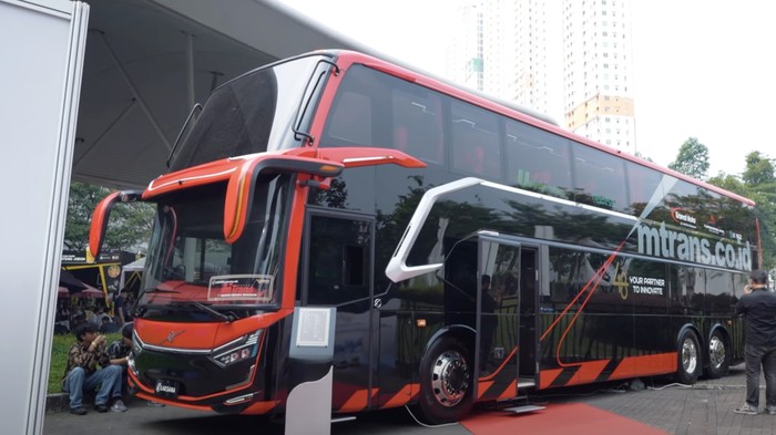 Bus tingkat terbaru Laksana yang dipamerkan di ajang GIIAS 2025